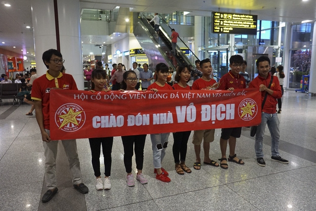  Tại khu A2 sân bay Nội Bài, một nhóm người hâm mộ đã có mặt từ rất sớm chuẩn bị hoa và khẩu hiệu để chào đón các cô gái tuyển bóng đá nữ Việt Nam. 