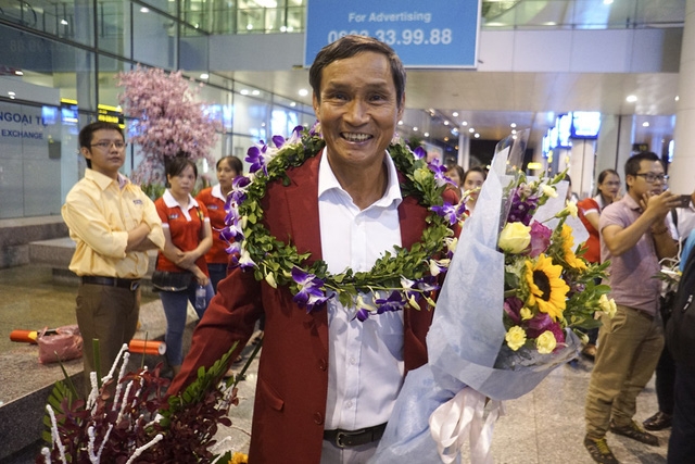 HLV trưởng Mai Đức Trung người dẫn dắt tuyển nữ Việt Nam giành HCV SEA Games 29 được chào đón nồng nhiệt tại sân bay.