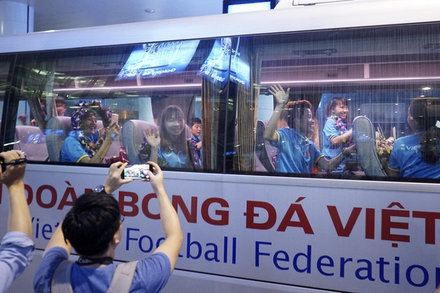 Những tiếng hò reo vẫn còn với theo khi các cô gái vàng đã yên vị trên xe chuẩn bị rời sân bay.