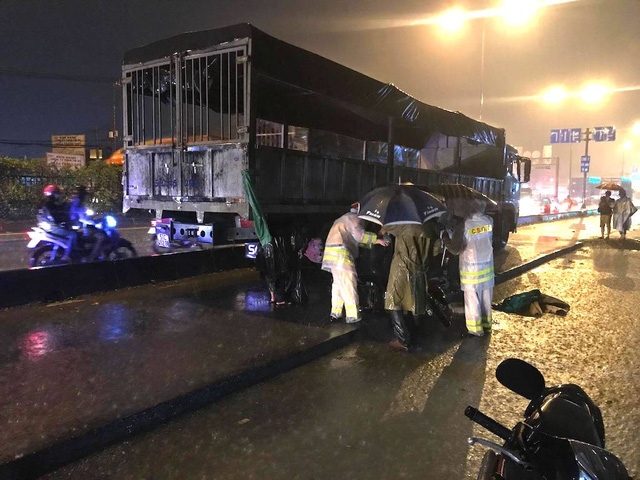 CSGT khám nghiệm hiện trường trong mưa lớn