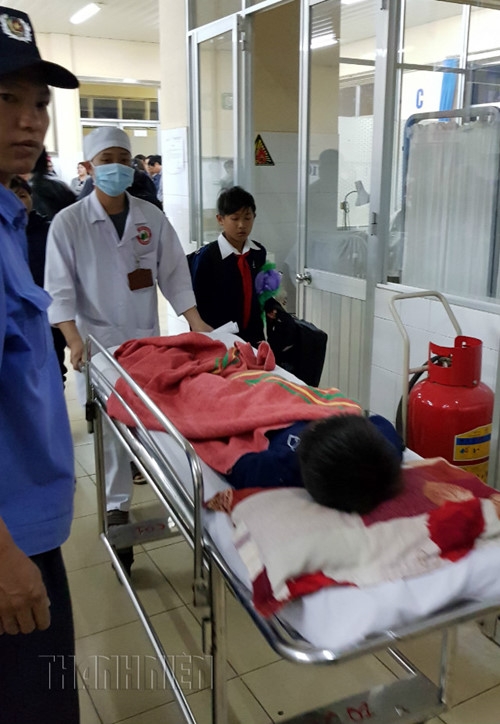 Sập sàn trường học, 10 học sinh bị thương - ảnh 7
