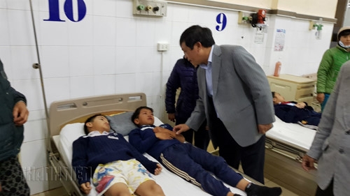 Sập sàn trường học, 10 học sinh bị thương - ảnh 8