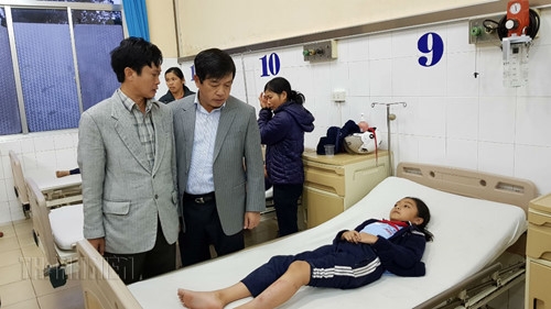 Sập sàn trường học, 10 học sinh bị thương - ảnh 9