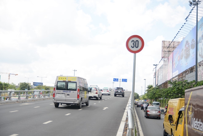 Tai xe buc xuc vi bien bao han che toc do truoc san bay Tan Son Nhat hinh anh 1