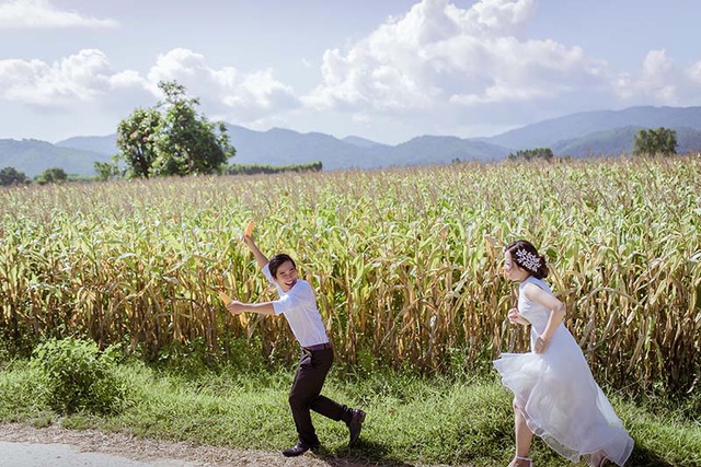  Cặp đôi “bén duyên” khi cả hai cùng học chung một lớp, ngồi chung một chỗ nhưng anh học chiều, em học sáng. Những cánh thư tay được giấu dưới ngăn bàn khiến mỗi ngày đến trường của cả hai đều là những điều bí mật thú vị. 