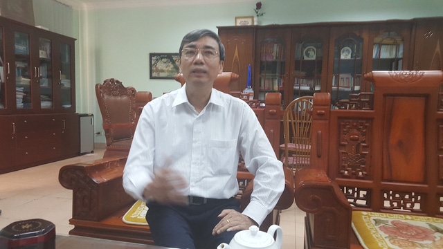 Giám đốc Sở Giáo dục và Đào tạo tỉnh Vĩnh Phúc - ông Hoàng Minh Quân trao đổi với PV Dân trí (Ảnh: Thế Kha).