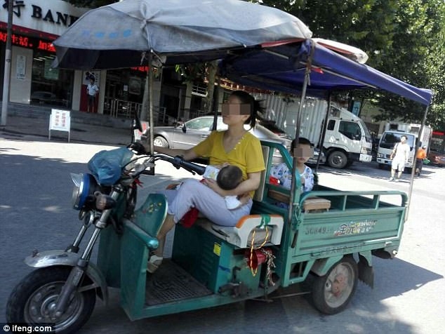 ba me gay tranh cai khi vua lai xe 3 banh cho con phia sau, vua cho be khac bu - 1