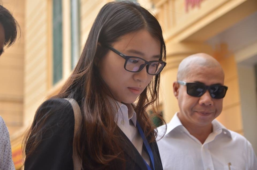 Clip diễn viên Quỳnh Tứ bật khóc trong phiên tòa đại án OceanBank 