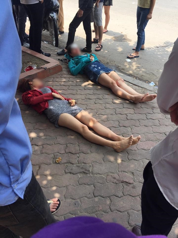 Hà Nội: Đi bộ sang đường, hai cô gái trẻ bị xe máy đâm ngã bất tỉnh