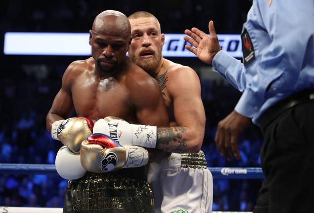Khoảnh khắc tình cảm của Floyd Mayweather và Conor McGregor khiến nhiều người liên tưởng đến cảnh phim kinh điển của Titanic - Ảnh 2.