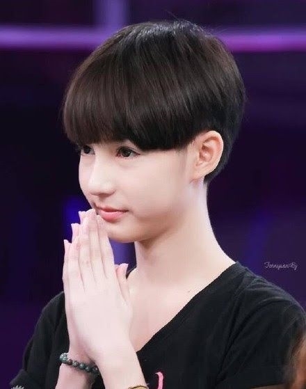 Lúc này, cô còn tóc ngắn và đang tham gia bộ phim Lovesick: The Series.
