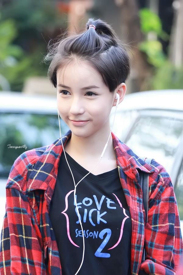 Lúc này, cô còn tóc ngắn và đang tham gia bộ phim Lovesick: The Series.