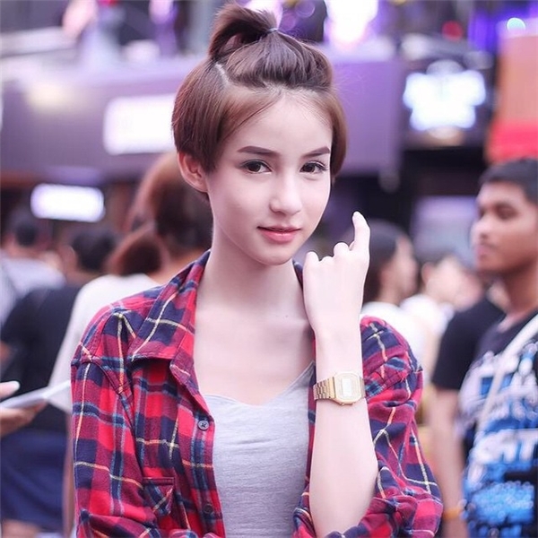 Lúc này, cô còn tóc ngắn và đang tham gia bộ phim Lovesick: The Series.