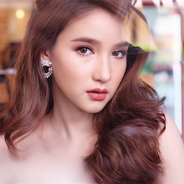 Ngắm loạt ảnh đời thường xinh như thiên thần của hoa hậu chuyển giới đẹp nhất Thái Lan