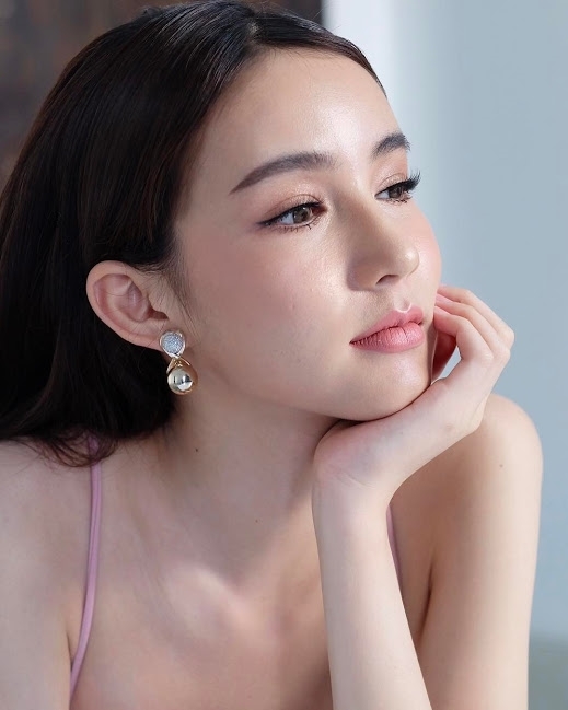 Ngắm loạt ảnh đời thường xinh như thiên thần của hoa hậu chuyển giới đẹp nhất Thái Lan