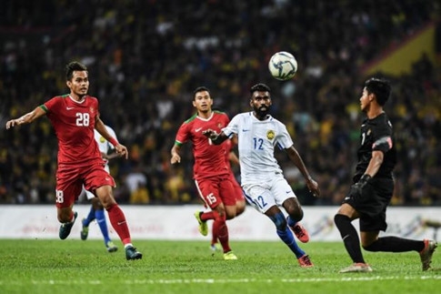 Malaysia điều tra vụ ném pháo sáng và CĐV Indonesia bị tấn công - ảnh 1