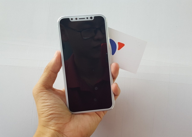 Mặt trước của máy với màn hình bao bọc gần như toàn bộ, viền mỏng và cách điệu ở cụm camera trước.