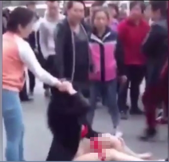 co gai tre bi lot do, danh ghen toi ta giua pho dong khong ai can hinh anh 1