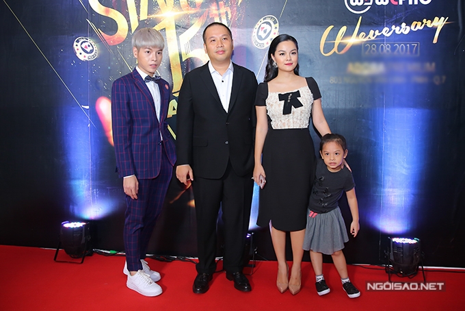 duc-phuc-trong-nhu-hot-boy-khi-den-mung-vo-chong-pham-quynh-anh-2