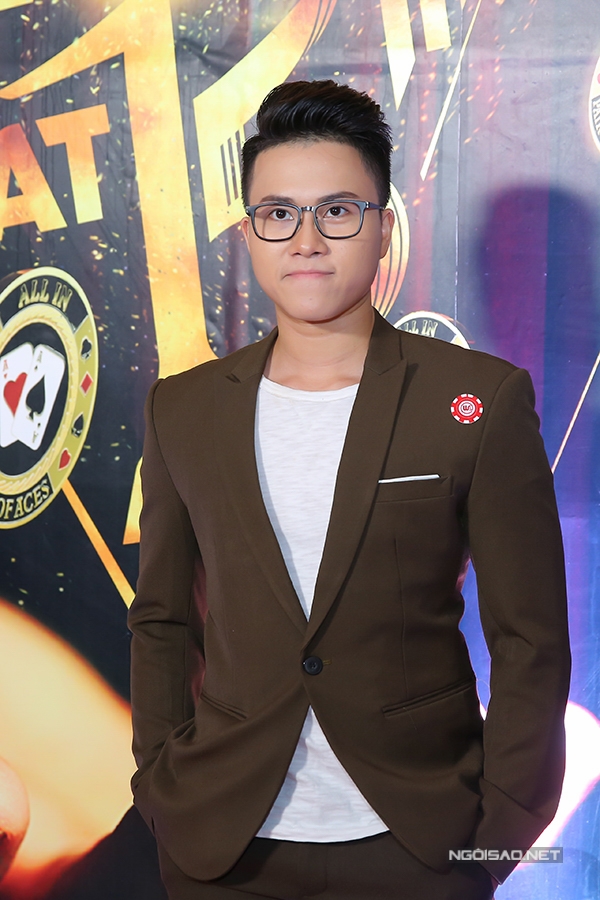 duc-phuc-trong-nhu-hot-boy-khi-den-mung-vo-chong-pham-quynh-anh-11