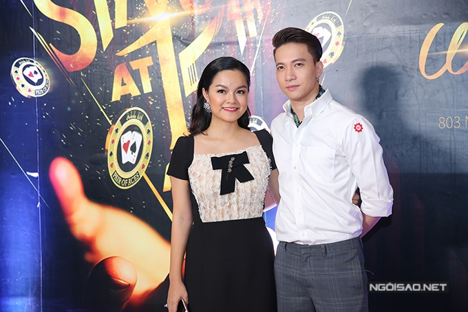 duc-phuc-trong-nhu-hot-boy-khi-den-mung-vo-chong-pham-quynh-anh-12