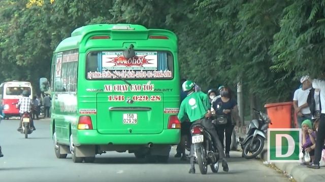  Nhà xe Ôhô đón khách trái phép trên đại lộ Thăng Long, đoạn gần tòa nhà Thăng Long Number One. 