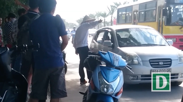  Nhân viên mặc đồng phục in tên nhà xe Anh Huy Đất Cảng đuổi xe con đón khách. 