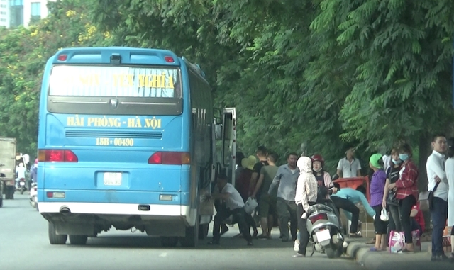  Xe dừng đón khách tuỳ tiện trên đại lộ Thăng Long. 