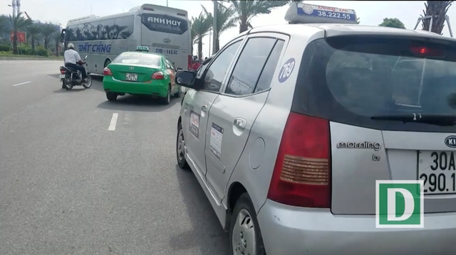  Cảnh taxi, xe ôm lao đến mời chào người xuống xe khách, tạo cảnh tượng nhốn nháo. 