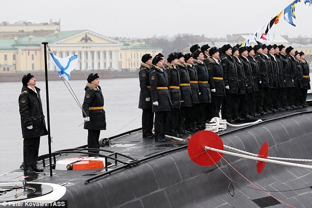 Binh sĩ Nga đứng trên tàu ngầm Veliky Novgorod. (Ảnh: TASS)