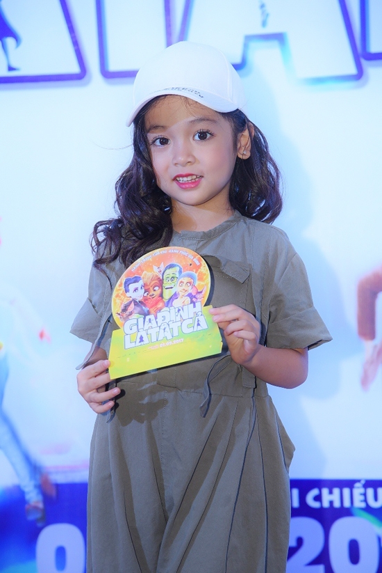 thuy-van-hiem-hoi-cho-con-trai-xuat-hien-o-chon-dong-nguoi-6