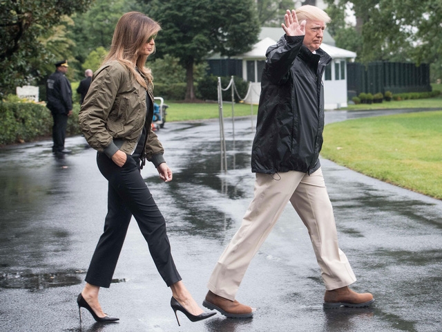  Đệ nhất Phu nhân Mỹ Melania Trump đi giày cao gót cùng Tổng thống Donald Trump rời Nhà Trắng tới vùng bão Texas. (Ảnh: AFP) 