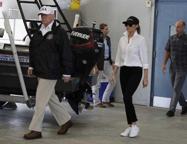  Baf Melania trong trang phục thích hợp hơn khi tới Texas. (Ảnh: AFP) 
