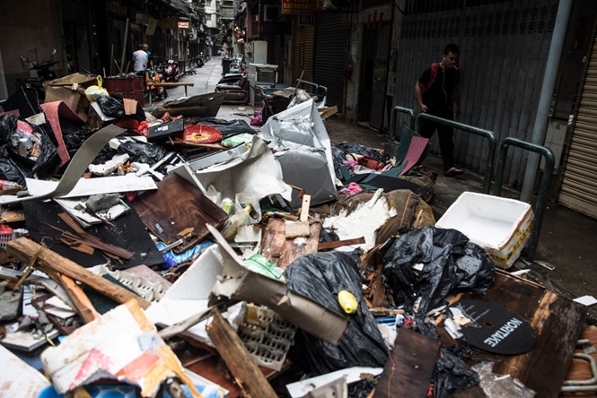 Rác và những mảnh vỡ chất sau bão Hato ở Macau /// AFP