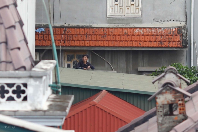 Hà Nội: Nam thanh niên nghi ngáo đá leo trèo qua hàng chục nhà dân gây xôn xao khu phố - Ảnh 2.