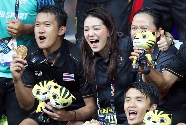 nu-truong-doan-thai-lan-khoc-nuc-no-sau-chung-ket-1