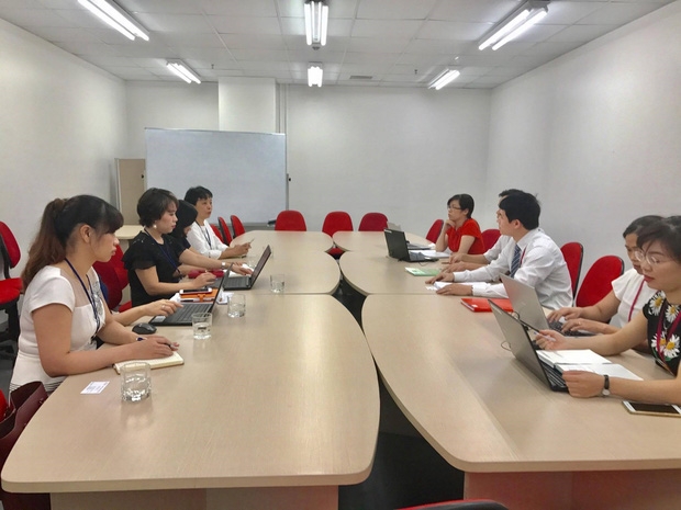 Phụ huynh kinh hãi khi chứng kiến “ổ mủ” chảy ra từ miếng thịt lợn cung cấp vào bếp ăn trường học - Ảnh 4.