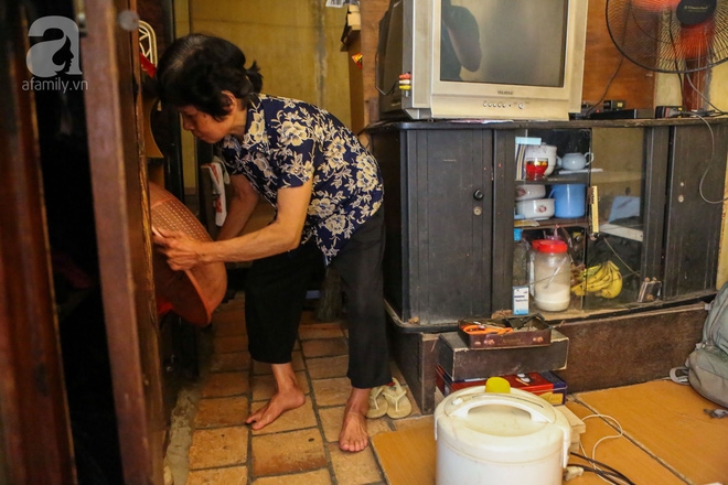 Sống khổ trong nhà phố cổ nằm trên nóc WC: Khi yêu đương vương mùi xú khí, bếp ăn ở cạnh bồn cầu - Ảnh 10.