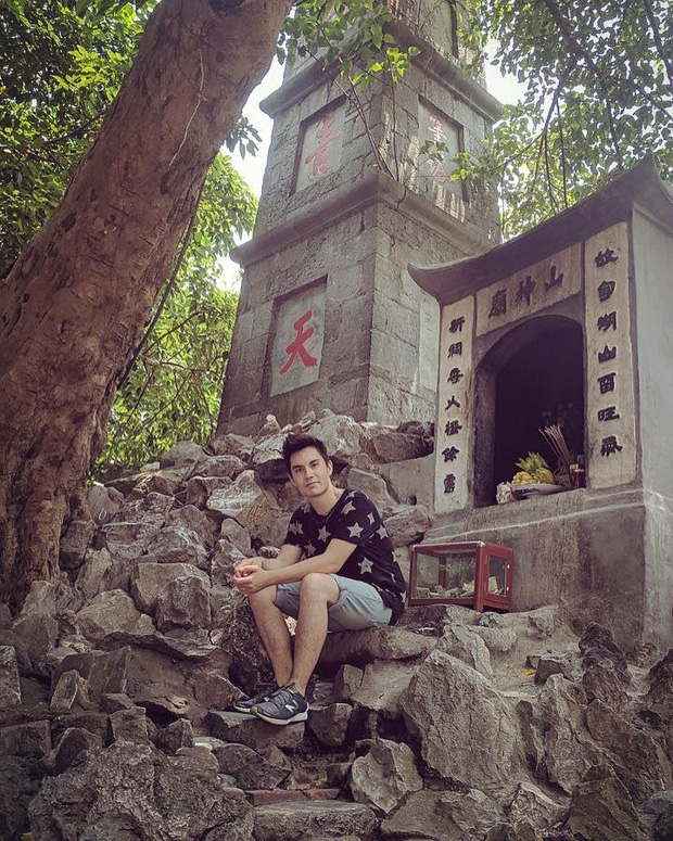 Cư dân mạng Việt Nam lên tiếng vì Sam Tsui up ảnh ngồi quay lưng vào bàn thờ ở Tháp Bút - Ảnh 1.