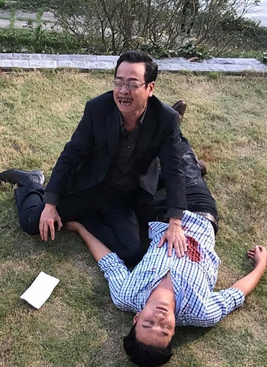 Phan Quân đau đớn khi biết mình đã bắn chính con trai của mình. Ảnh: TL.