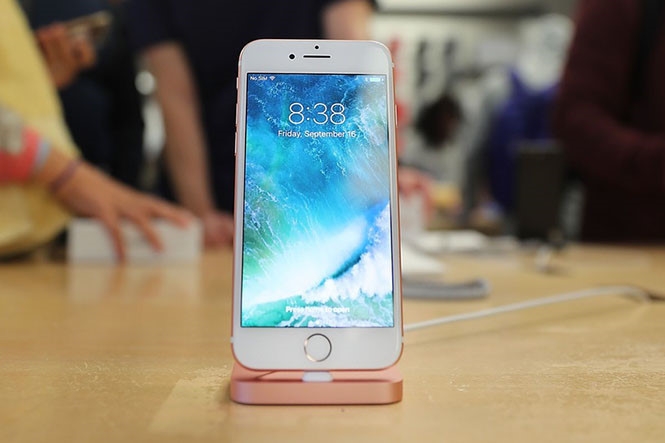 iPhone 8 sẽ mang đến nhiều tính năng cải tiến so với các thành viên còn lại /// Ảnh: AFP