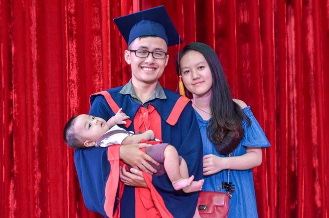 Nam sinh Bach khoa nhan bang tot nghiep loai gioi ben vo va con trai hinh anh 1