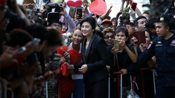  Bà Yingluck trong vòng vây người ủng hộ tại một phiên tòa trước đó (Ảnh: Reuters) 