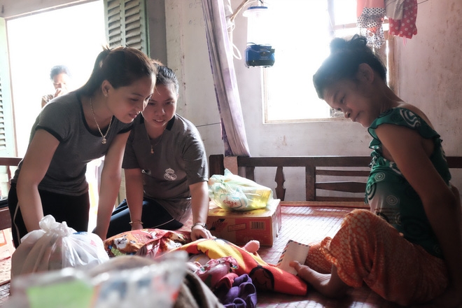 Nhìn cách người mẹ điên chăm sóc con gái sơ sinh 15 ngày tuổi ai cũng xúc động vì tình mẫu tử - Ảnh 6.