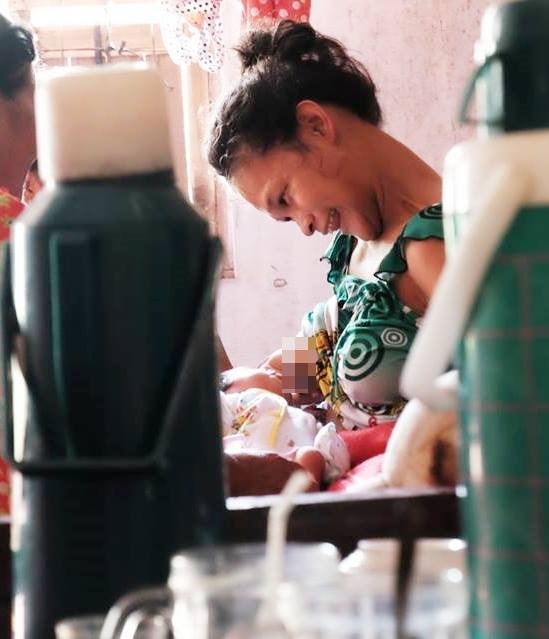Nhìn cách người mẹ điên chăm sóc con gái sơ sinh 15 ngày tuổi ai cũng xúc động vì tình mẫu tử - Ảnh 9.