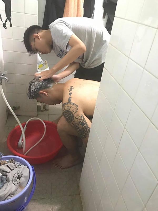 Quốc Trung kêu gọi đồng nghiệp giúp Đông Hùng kiếm tiền trả nợ cho mẹ - Ảnh 2.