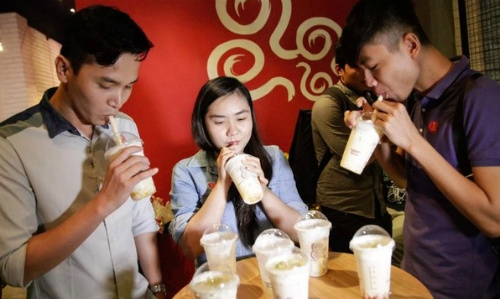 Tiền đâu mà nhiều bạn trẻ uống trà sữa 50-60.000 đồng một ly?