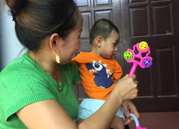 Vụ bé trai 1 tuổi bị bỏ rơi ở hội chợ: Gia đình tôi sẽ làm thủ tục xin nhận nuôi cháu bé - Ảnh 4.