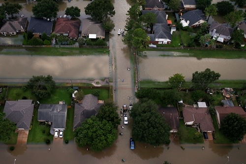 Nhà ngập trong lũ lụt do bão Harvey ở Texas. Ảnh: Reuters.