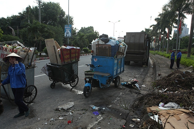Dân chặn xe vào bãi rác lớn thứ 2 HN, nhiều khu dân cư ngập trong mùi hôi thối - 4